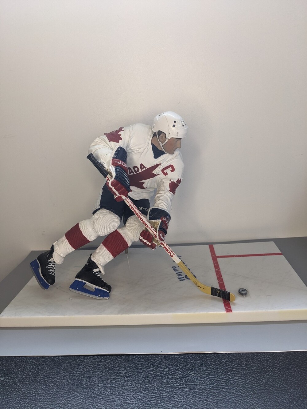 Wayne Gretzky Large Canada Hockey Figurine Eleven Inch Vintage Display Vintage